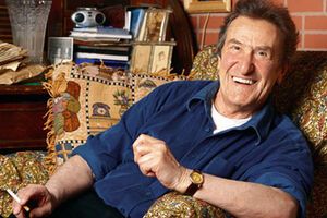 На убогом и ветхом диванчике я валяюсь, бездумен и тих, в голове у меня одуванчики,но эпоха не дует на них.
(Игорь Губерман)