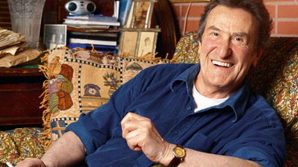 На убогом и ветхом диванчике я валяюсь, бездумен и тих, в голове у меня одуванчики,но эпоха не дует на них.
(Игорь Губерман)