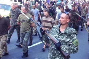 Боевики провели по Донецку колонну людей, которых они представили как пленных