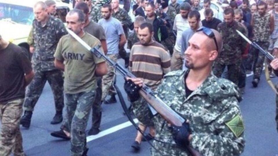 Боевики провели по Донецку колонну людей, которых они представили как пленных