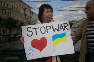 Пикетчики полтора часа стояли с украинскими флагами и плакатами