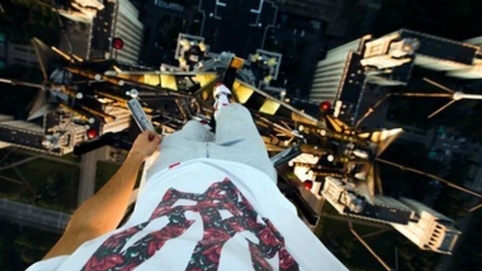 Мустанг продолжает исследовать московские крыши