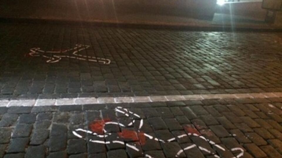 С помощью трафарета неизвестные наносили на проезжую часть белой и красной краской изображения погибших