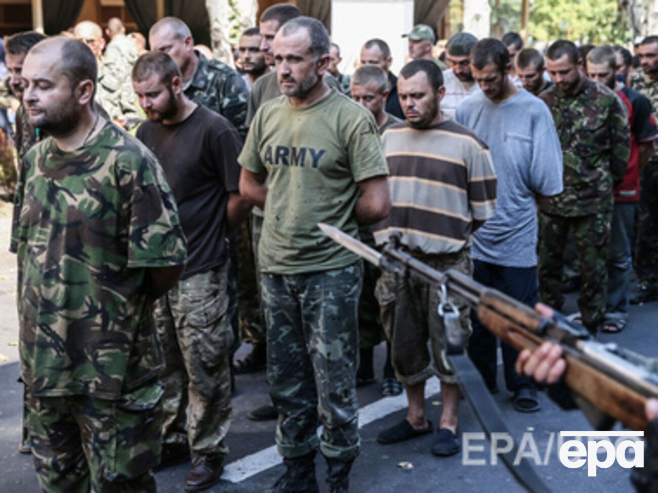 24 августа террористы в Донецке провели колонну людей, которых они назвали захваченными в плен украинскими солдатами