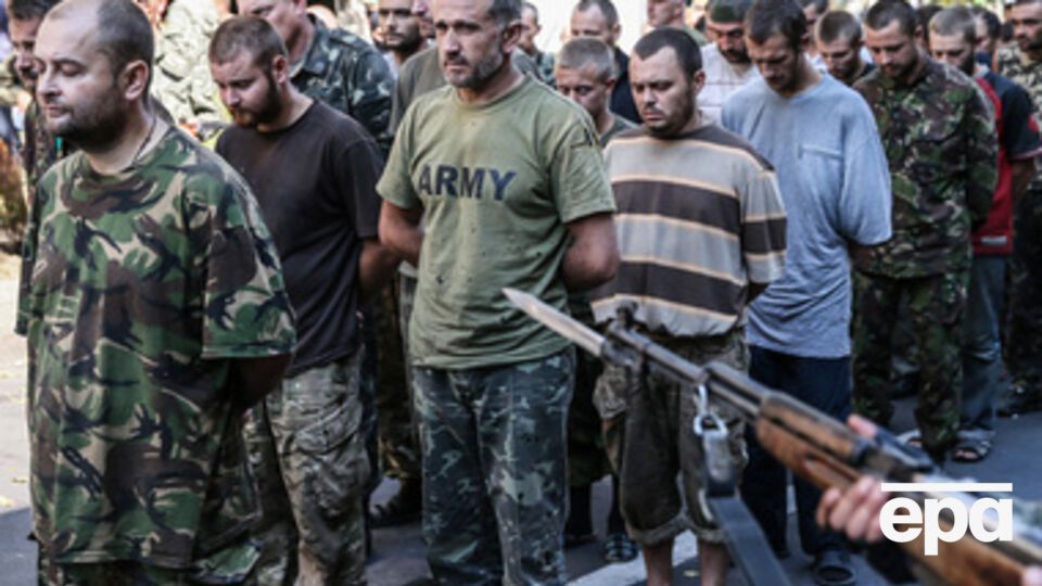 24 августа террористы в Донецке провели колонну людей, которых они назвали захваченными в плен украинскими солдатами