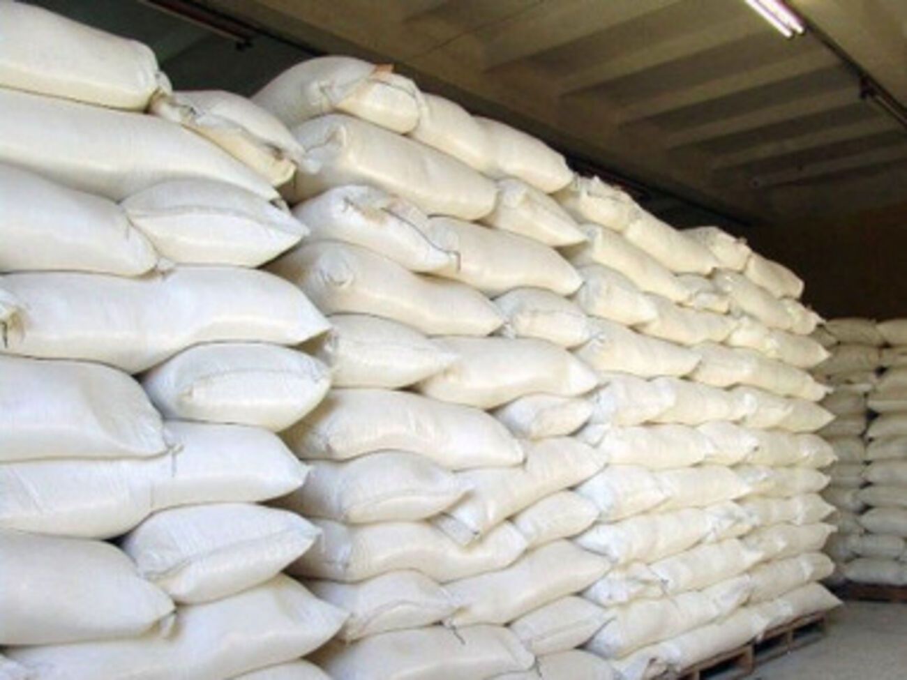 Осенью вырастут цены на сахар, но дефицита не будет, прогнозирует министр аграрной политики Игорь Швайка.