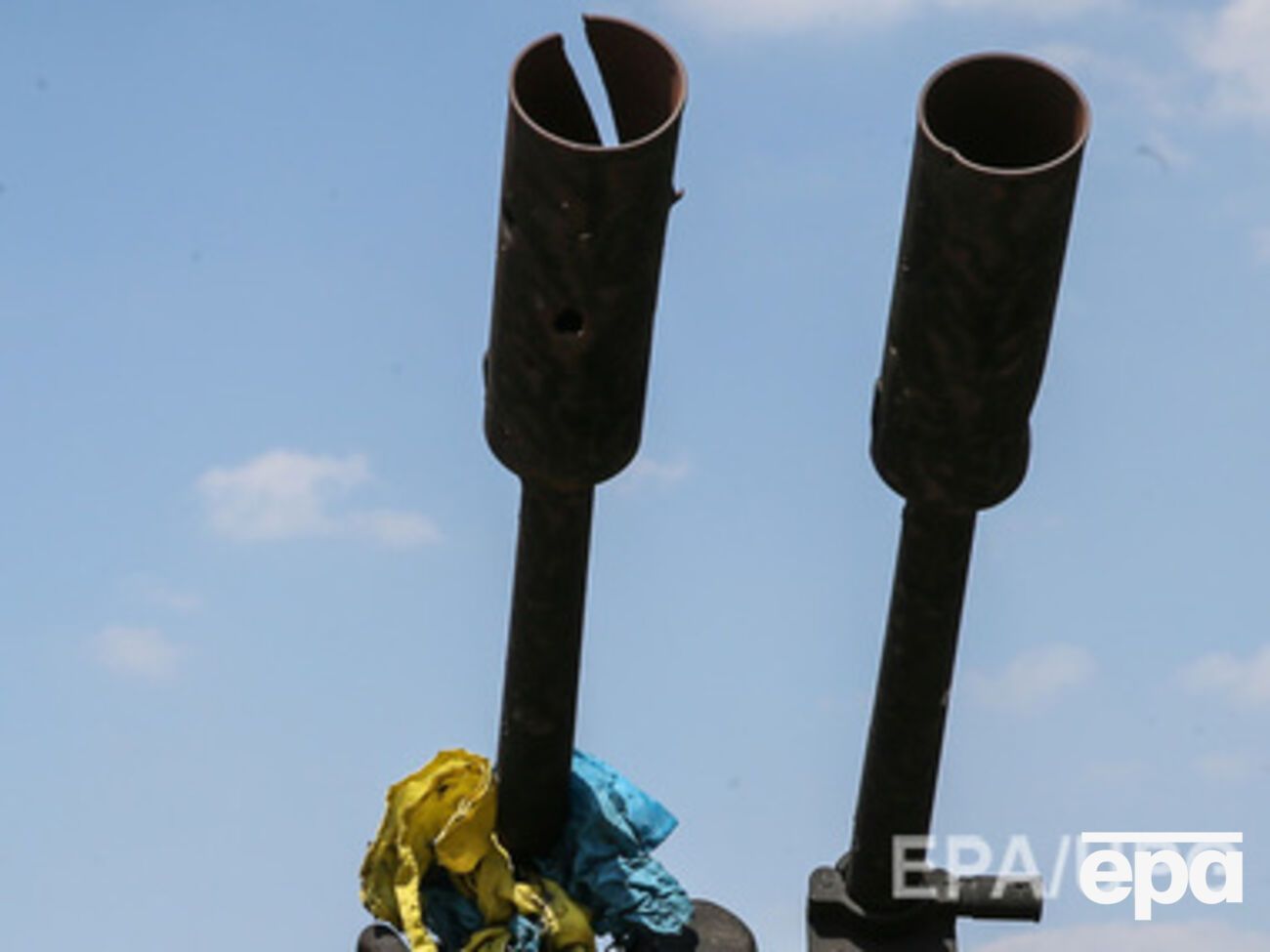 Фотографии местных жителей на фоне обожженных танков и с обожженной украинской символикой вызвали гнев проукраинских пользователей в соцсетях