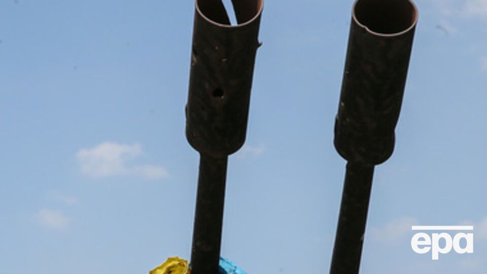 Фотографии местных жителей на фоне обожженных танков и с обожженной украинской символикой вызвали гнев проукраинских пользователей в соцсетях