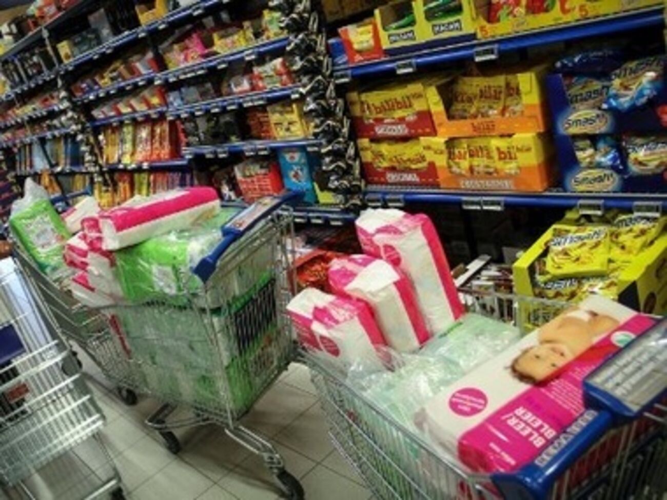 По словам сотрудников магазина, россияне поджидают поставок подгузников, а потом мгновенно их раскупают