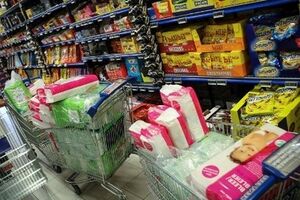 По словам сотрудников магазина, россияне поджидают поставок подгузников, а потом мгновенно их раскупают