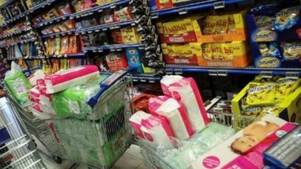 По словам сотрудников магазина, россияне поджидают поставок подгузников, а потом мгновенно их раскупают