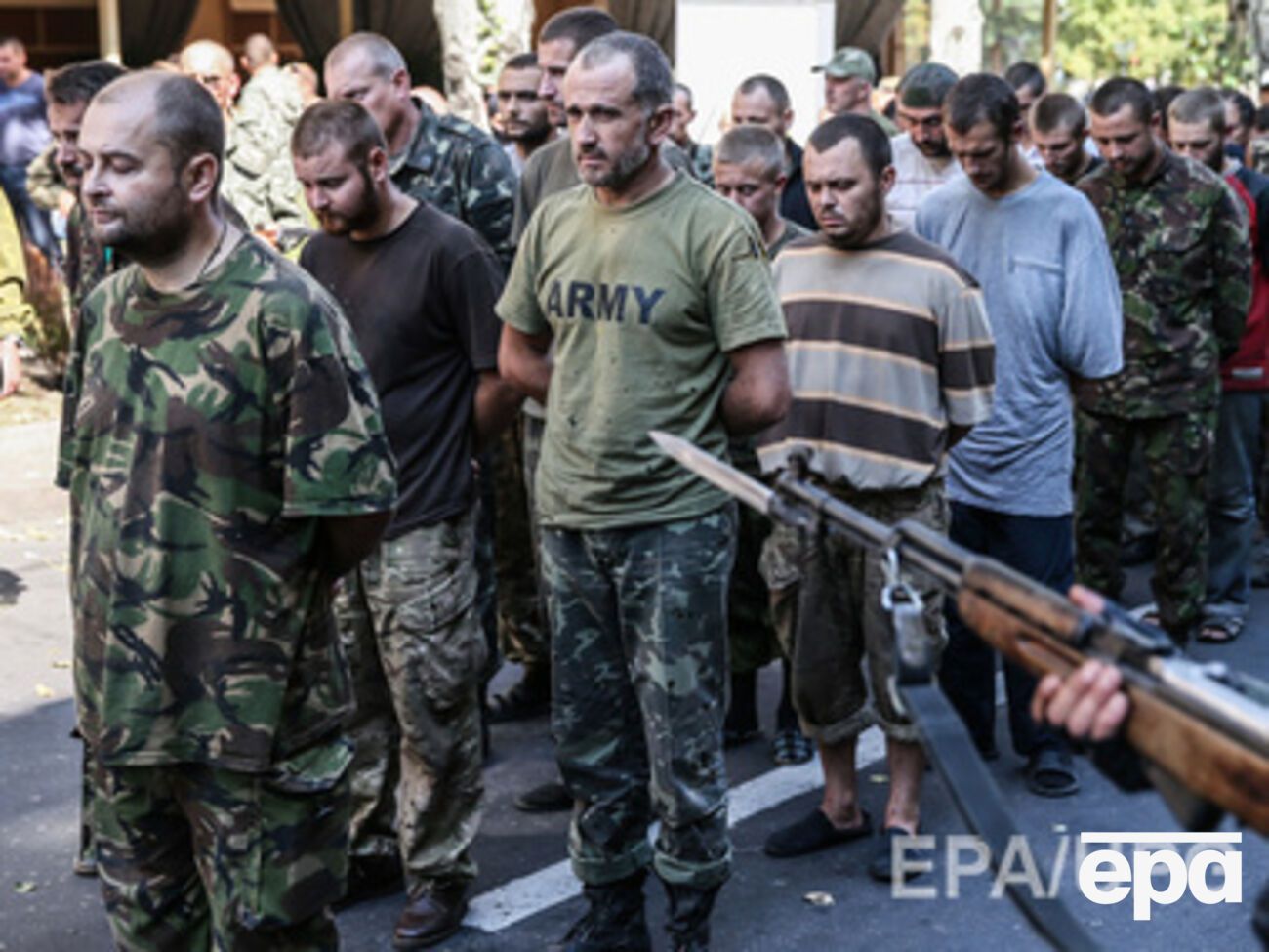 Журналисты опознали 18 участников "парада" в Донецке