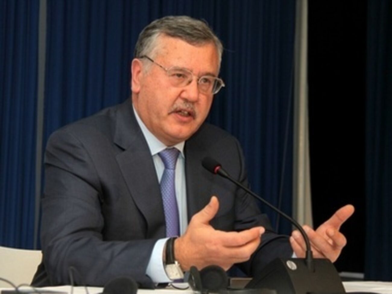 Гриценко: Президент должен оставаться в Украине и непосредственно управлять обороной страны