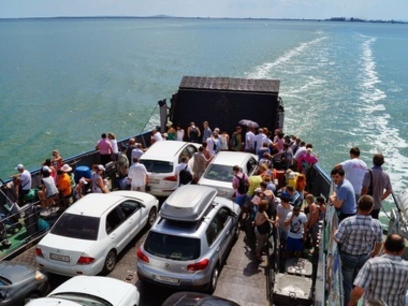 Пока не построен мост через пролив, россиянам приходится ездить в Крым на пароме