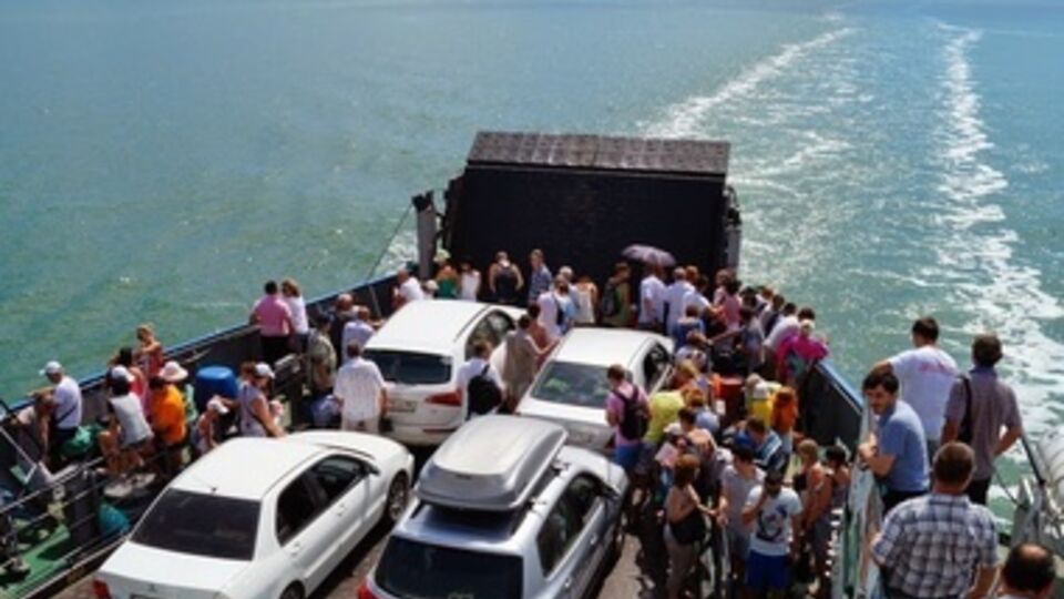 Пока не построен мост через пролив, россиянам приходится ездить в Крым на пароме