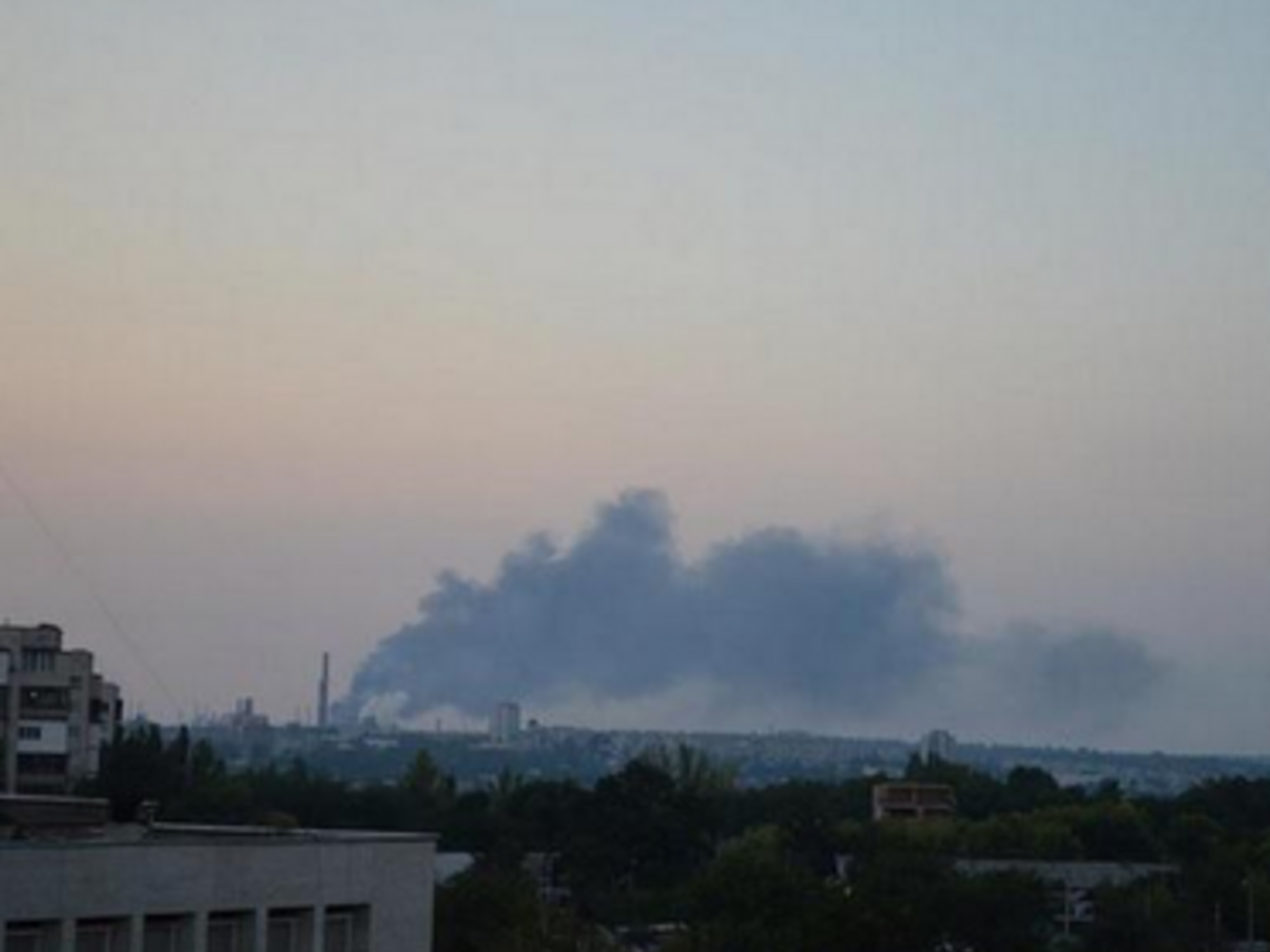 Дым от пожара виден далеко в округе завода