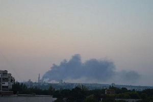 Дым от пожара виден далеко в округе завода