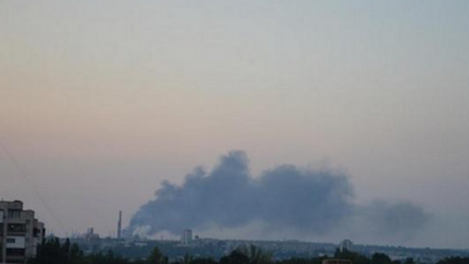 Дым от пожара виден далеко в округе завода