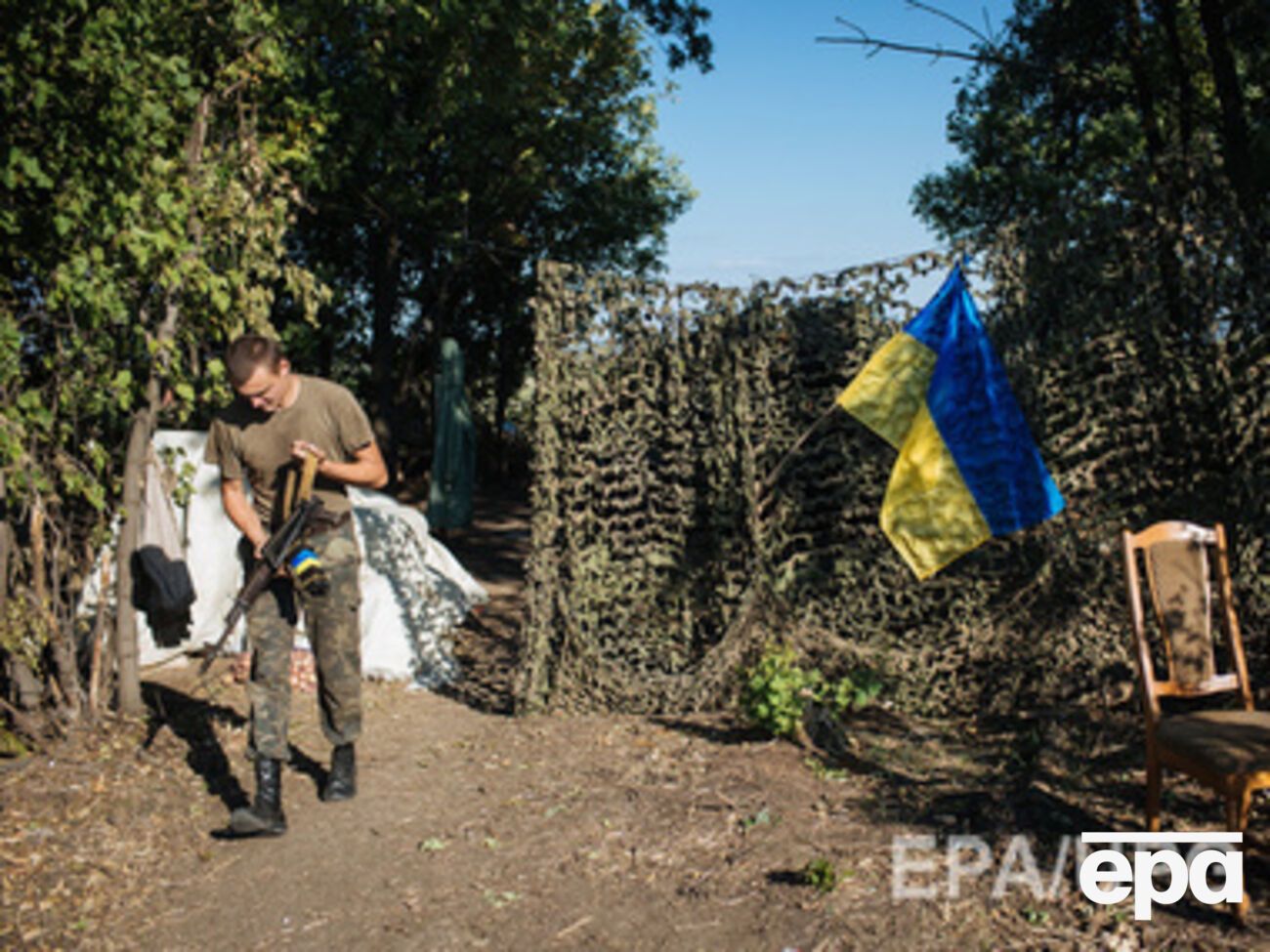 Жители Луганска вынуждены набирать воду на улице