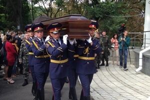 Добровольца батальона "Донбасс", погибшего в боях под Иловайском похоронили на Аскольдовой Могиле