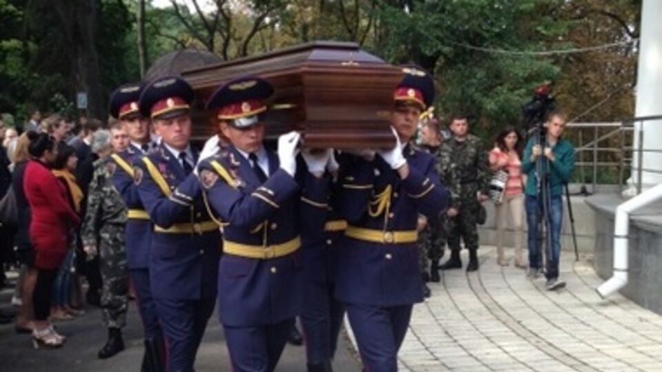 Добровольца батальона "Донбасс", погибшего в боях под Иловайском похоронили на Аскольдовой Могиле