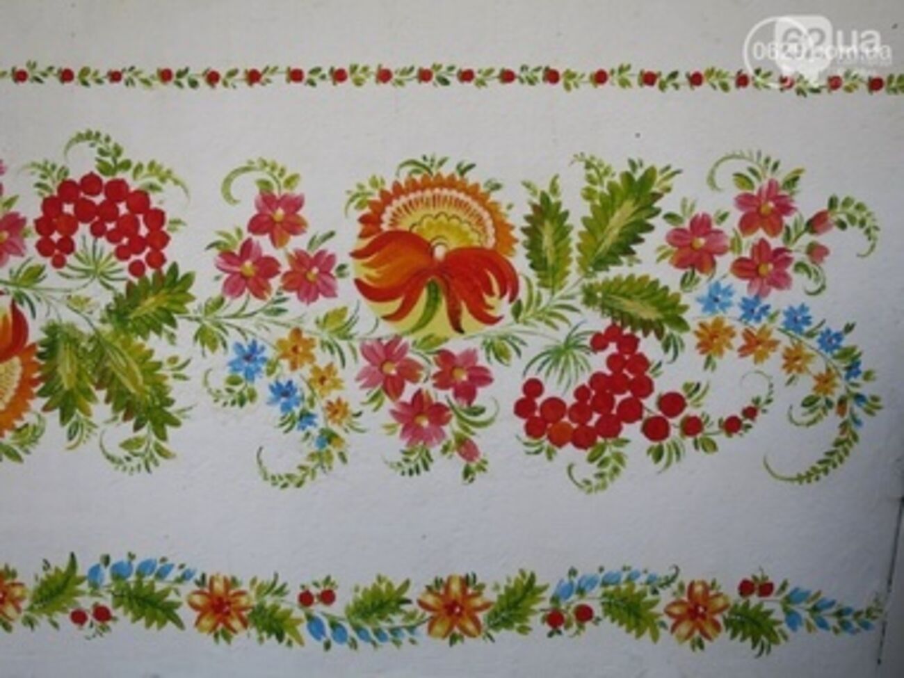 Самая длинная петриковская роспись украсила забор дачи экс-президента Украины