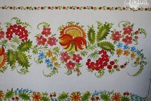 Самая длинная петриковская роспись украсила забор дачи экс-президента Украины
