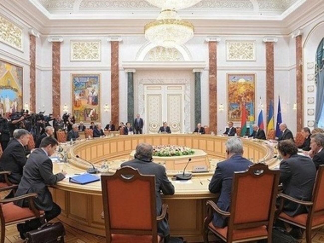 Порошенко и Путин сидят в разных концах стола