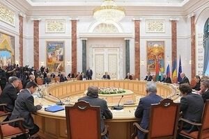 Порошенко и Путин сидят в разных концах стола