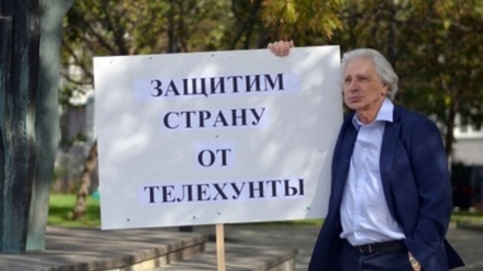 Резник провел пикет на Новинском бульваре у памятника Иосифу Бродскому