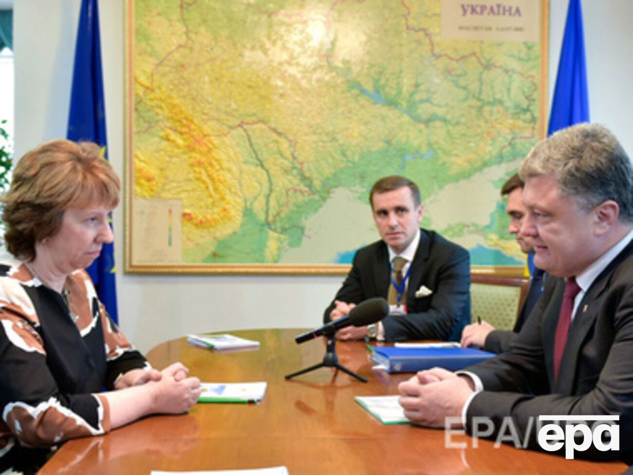 Порошенко и Эштон ведут переговоры в посольстве Украины в Беларуси