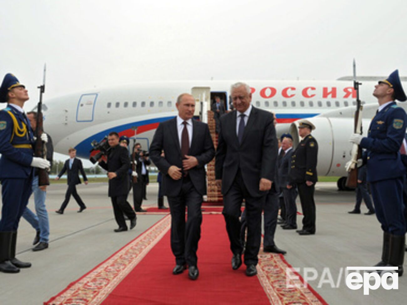 Путина встречал белорусский премьер-министр Михаил Мясникович и рота почетного караула