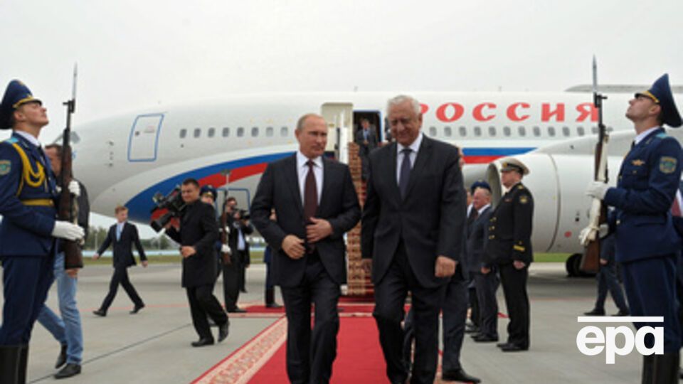 Путина встречал белорусский премьер-министр Михаил Мясникович и рота почетного караула