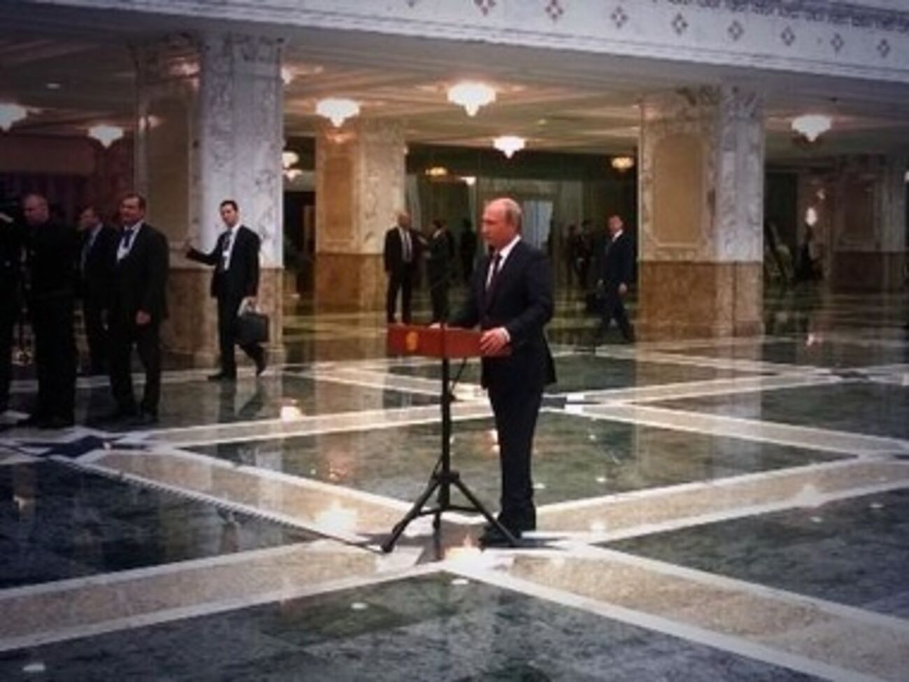 Владимир Путин: Десантники патрулировали границу и могли оказаться на территории Украины