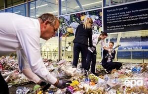 В амстердамском аэропорту Схипхол игрушки и цветы, которые принесли сразу после крушения самолета, убрали только спустя месяц после трагедии