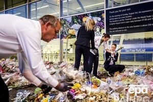 В амстердамском аэропорту Схипхол игрушки и цветы, которые принесли сразу после крушения самолета, убрали только спустя месяц после трагедии
