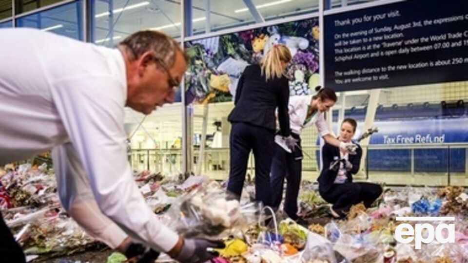 В амстердамском аэропорту Схипхол игрушки и цветы, которые принесли сразу после крушения самолета, убрали только спустя месяц после трагедии