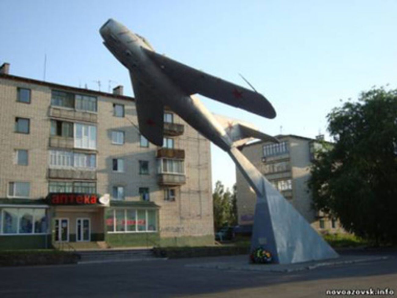 Новоазовск обстреливают вторые сутки из тяжелой артиллерии