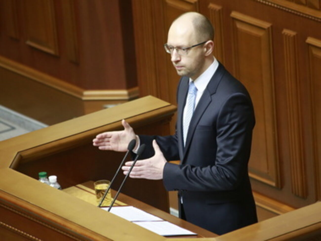 Яценюк заявил, что доллар должен стоить не больше 12 гривен