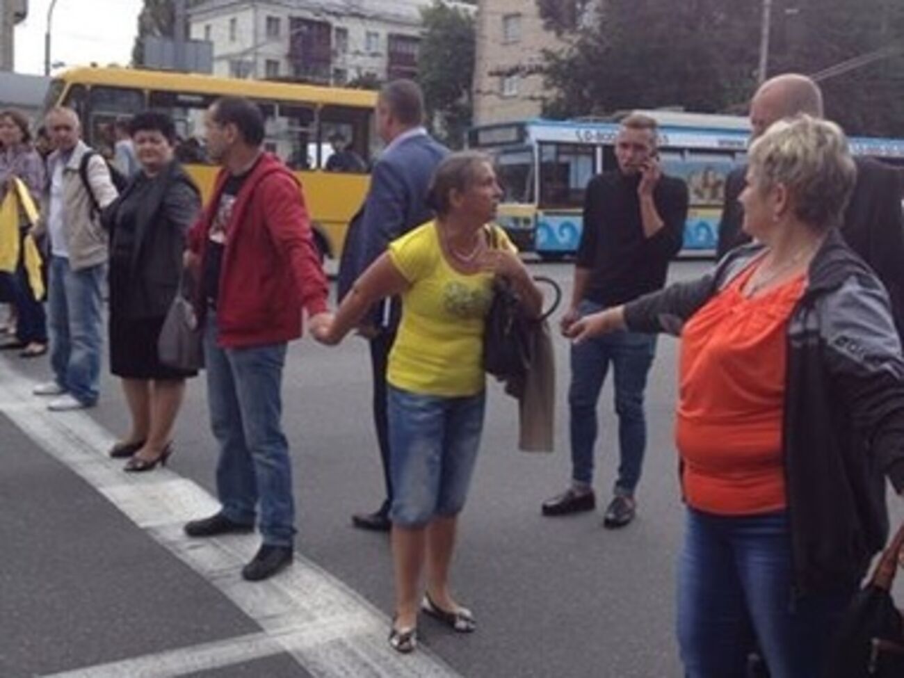 Родные бойцов АТО перекрыли движение на Воздухофлотском проспекте в Киеве