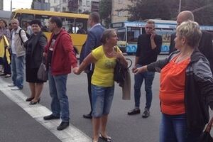Родные бойцов АТО перекрыли движение на Воздухофлотском проспекте в Киеве
