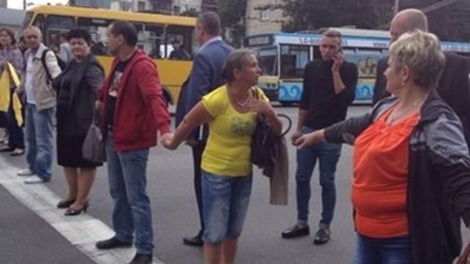 Родные бойцов АТО перекрыли движение на Воздухофлотском проспекте в Киеве