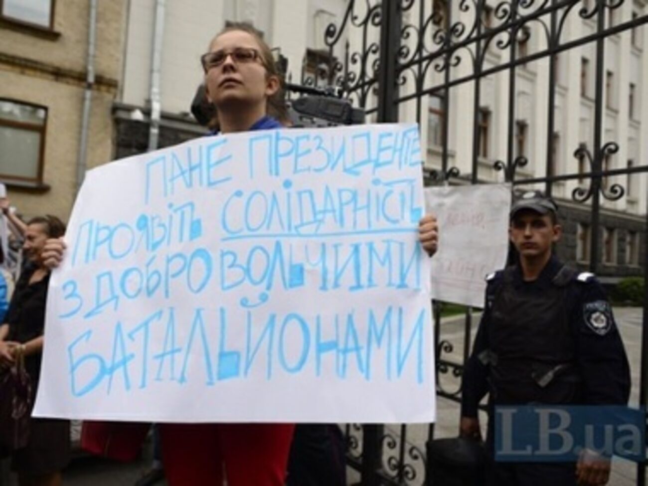 От Порошенко требуют решительных действий