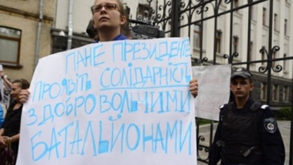 От Порошенко требуют решительных действий