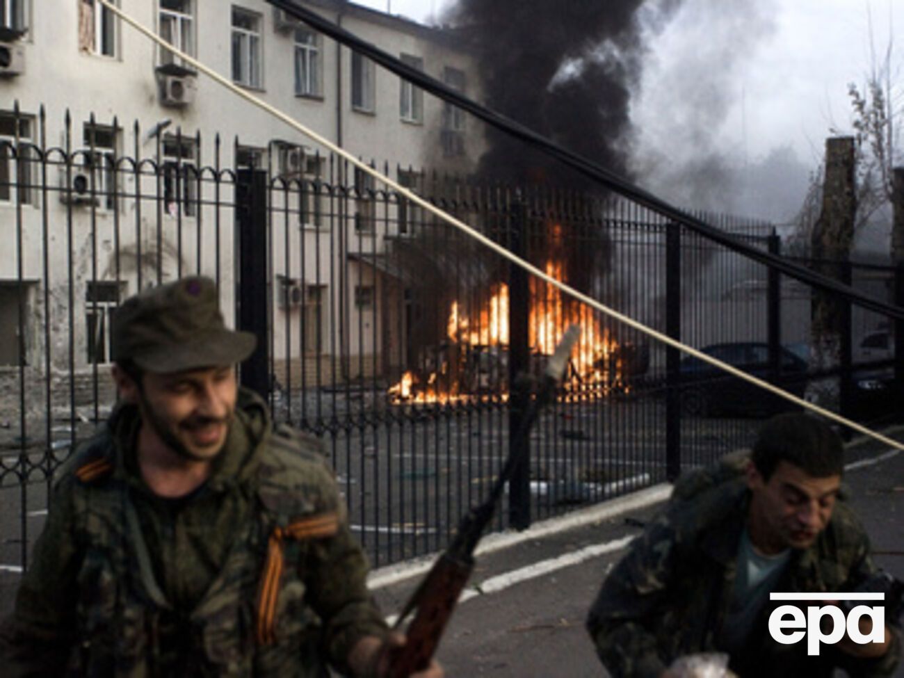 После попадания снаряда в автомобиль в Донецке, трое человек сгорели заживо