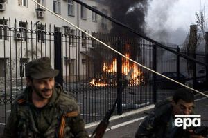 После попадания снаряда в автомобиль в Донецке, трое человек сгорели заживо