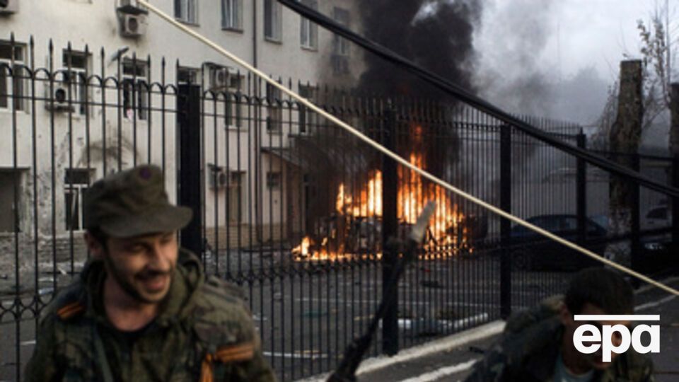 После попадания снаряда в автомобиль в Донецке, трое человек сгорели заживо