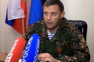 Александр Захарченко во время обращения часто подглядывал в "шпаргалку"