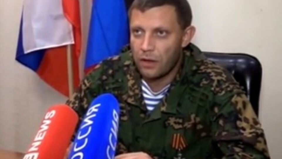 Александр Захарченко во время обращения часто подглядывал в "шпаргалку"