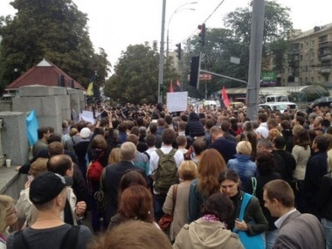 Митингующие требуют отставки высшего военного руководства страны